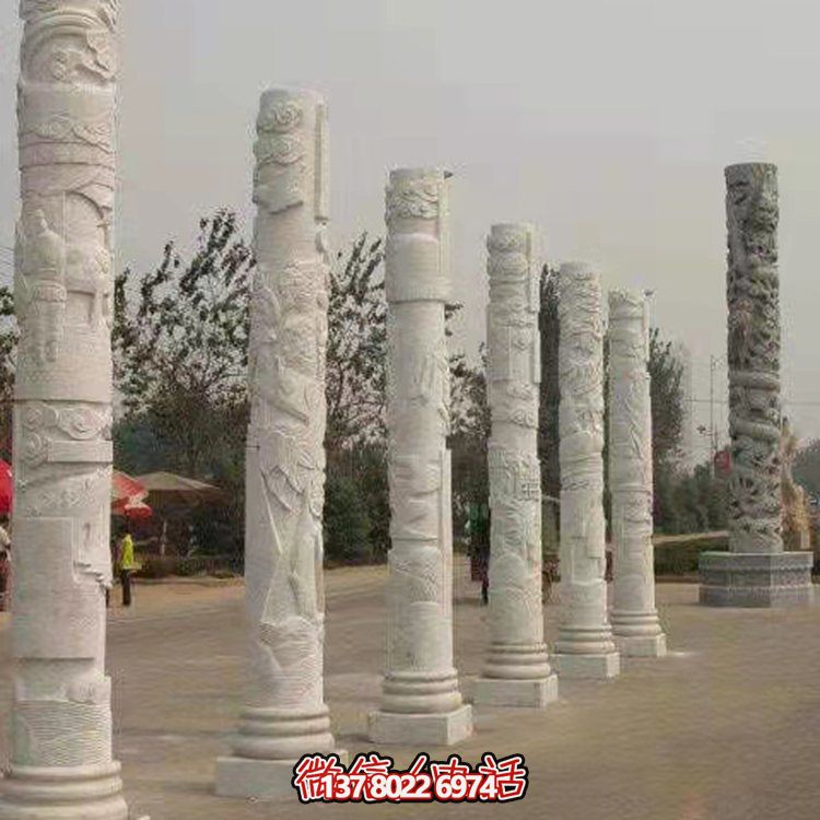 精致的大理石雕刻景觀裝飾，點(diǎn)綴廣場(chǎng)的文化主題