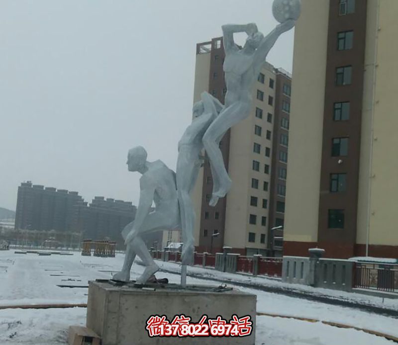 不銹鋼網(wǎng)格籃球場擺放雕塑，為小區(qū)廣場增添創(chuàng)意色彩