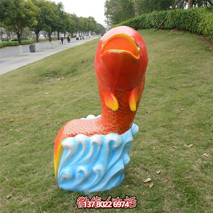卡通玻璃鋼鯉魚雕塑，點綴游樂園園林