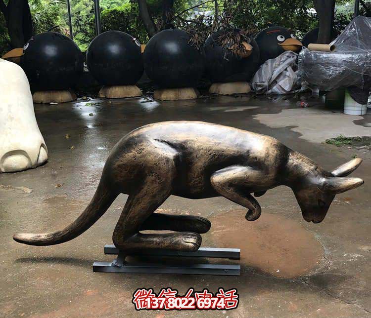不銹鋼袋鼠雕塑，擺放于大型廣場