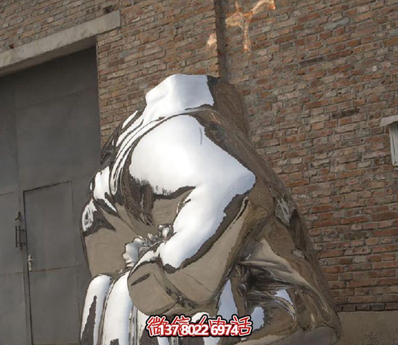 不銹鋼拳頭雕塑，為城市廣場增添力量與鏡面光彩