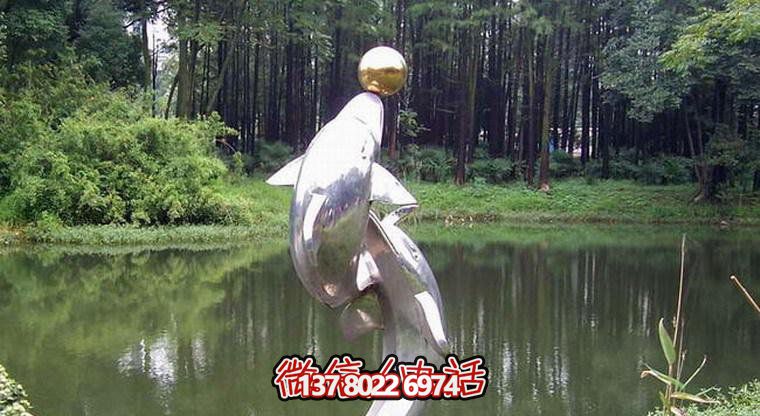 不銹鋼海豚雕塑，為小河邊增添游玩樂趣