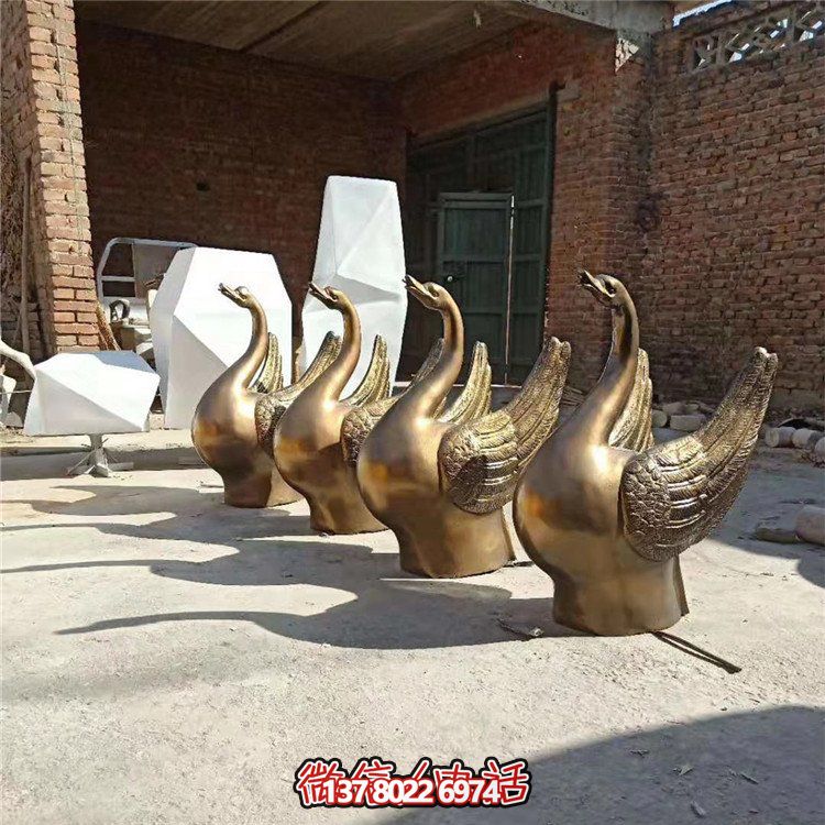 仿銅噴水雕塑，玻璃鋼景觀(guān)天鵝水池，為廣場(chǎng)園林?jǐn)[放