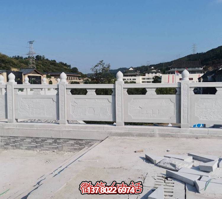 精美大理石雕塑，飾以圍欄的戶外河道裝飾