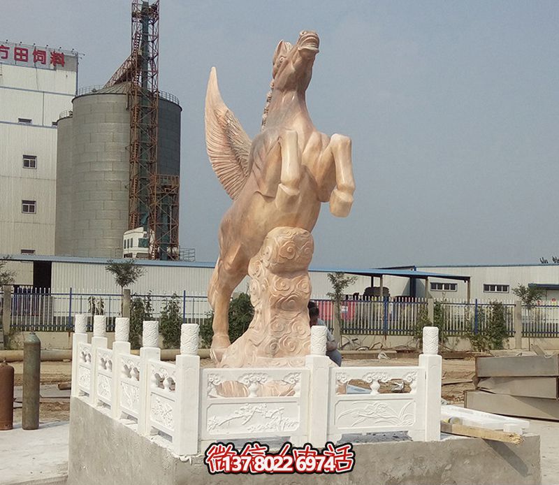 飛馬石雕創(chuàng)意雕塑,點(diǎn)綴廣場(chǎng)上的黃蠟石 飛馬石雕創(chuàng)意雕塑,點(diǎn)綴廣場(chǎng)上的黃蠟石