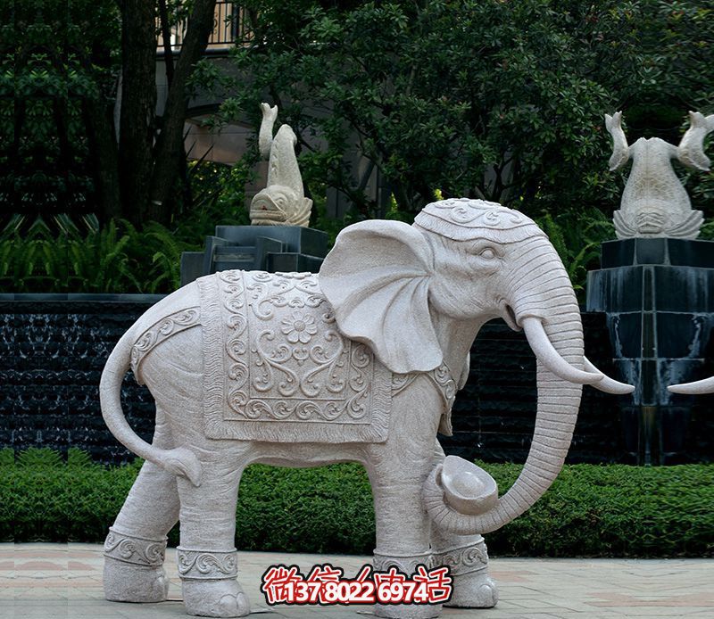 精美浮雕大象雕塑，點綴綠意花園