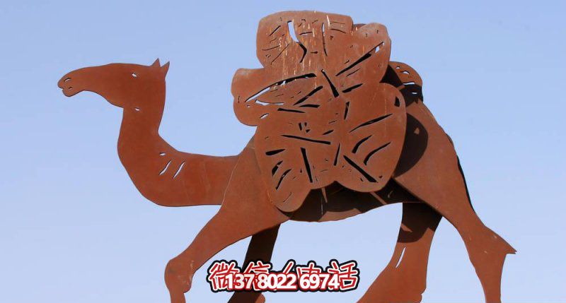 不銹鋼駱駝剪紙雕塑，點綴街道邊行走