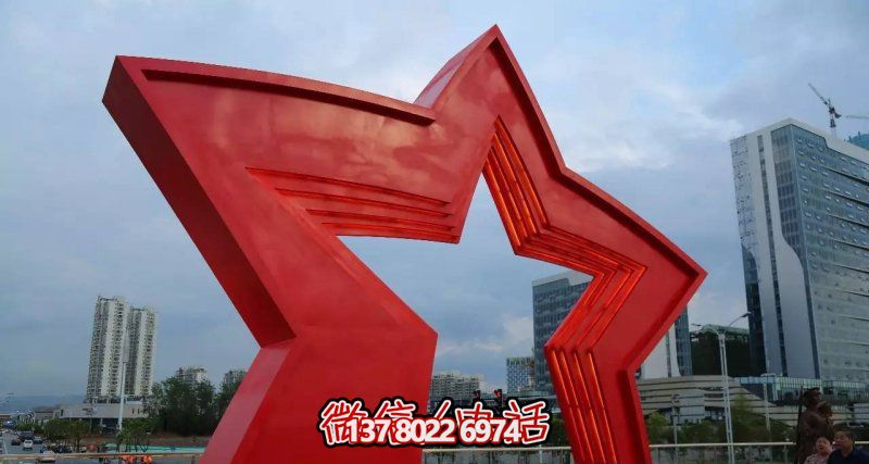 不銹鋼雕塑拱門，點綴景觀廣場