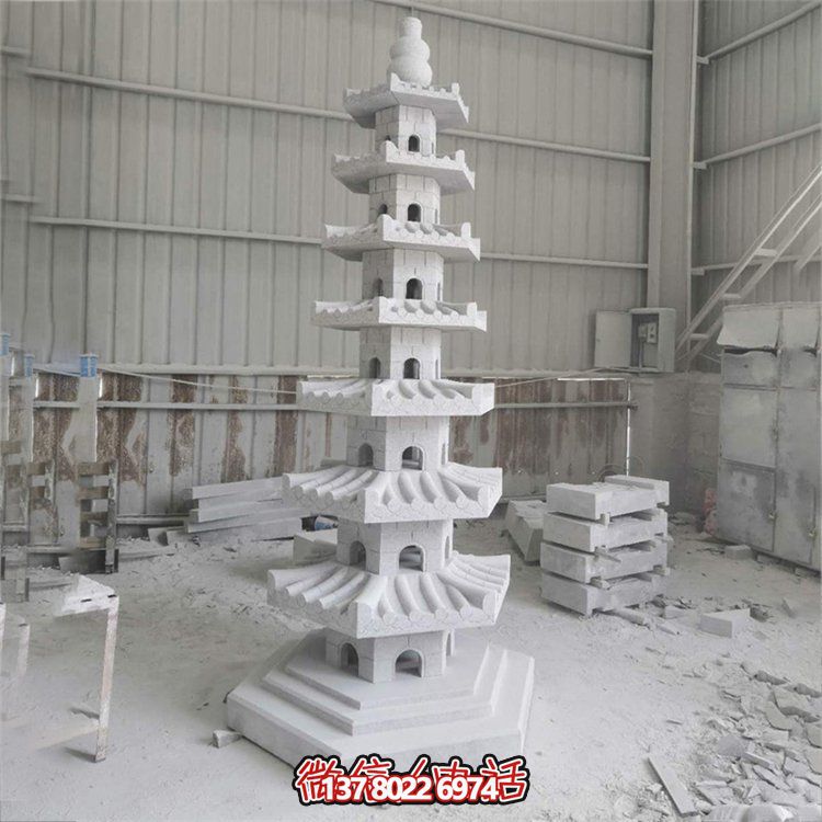 天然青石多層石佛塔，雕刻精美，為寺廟擺放