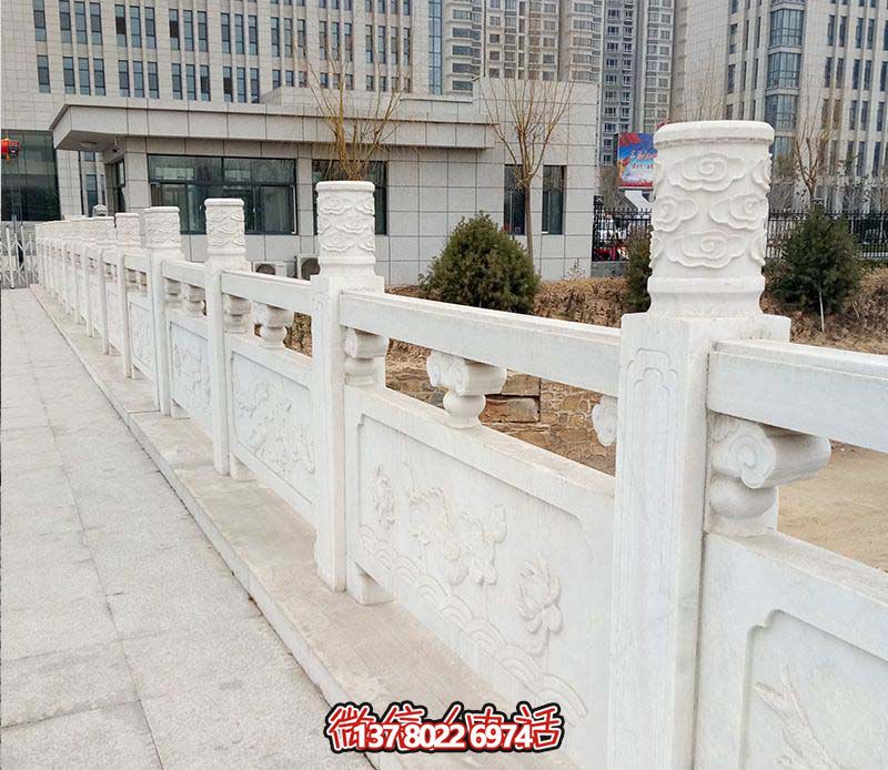 漢白玉鑲嵌欄桿扶手，點綴走廊裝飾，為城市花園添彩