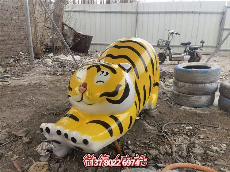 玻璃鋼彩繪抽象老虎雕塑，為幼兒園裝飾而生