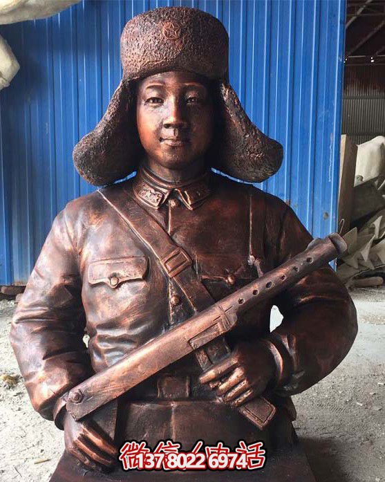 不銹鋼仿銅雷鋒持槍雕塑，現(xiàn)代雷鋒屹立于戶外景區(qū)
