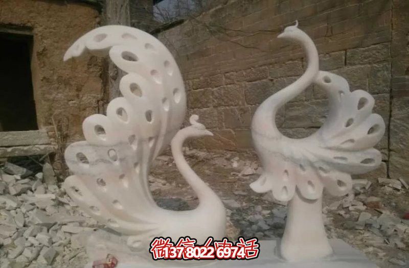 不銹鋼鏤空孔雀雕塑，點綴公園湖邊