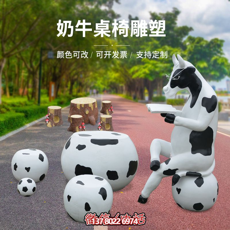 玻璃鋼雕塑牛只著看書桌椅，林中戶外休閑體驗