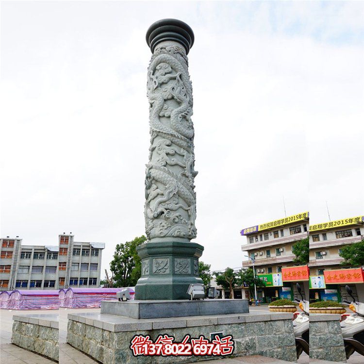 大理石浮雕龍柱，點綴校園廣場