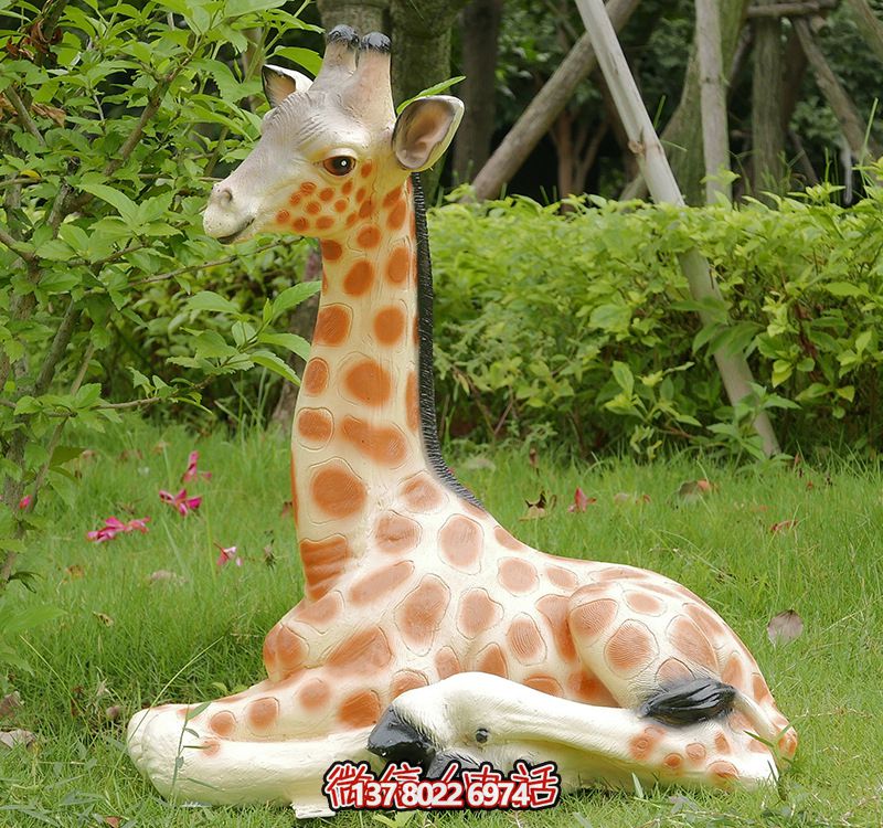 彩繪仿真動物玻璃鋼雕塑，營造出寧靜自然的公園草坪
