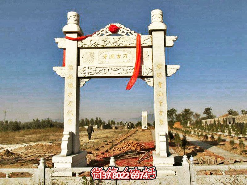 花崗巖簡(jiǎn)易牌坊，擺放石墓地