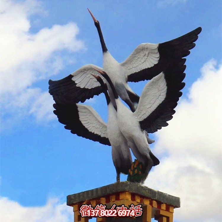 大型玻璃鋼仿真仙鶴雕塑，為公園廣場擺放