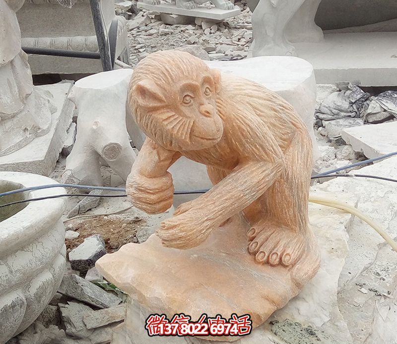 公園擺放的回頭的蠟黃石石雕創意猴子雕塑 公園擺放的回頭的蠟黃石石雕創意猴子雕塑