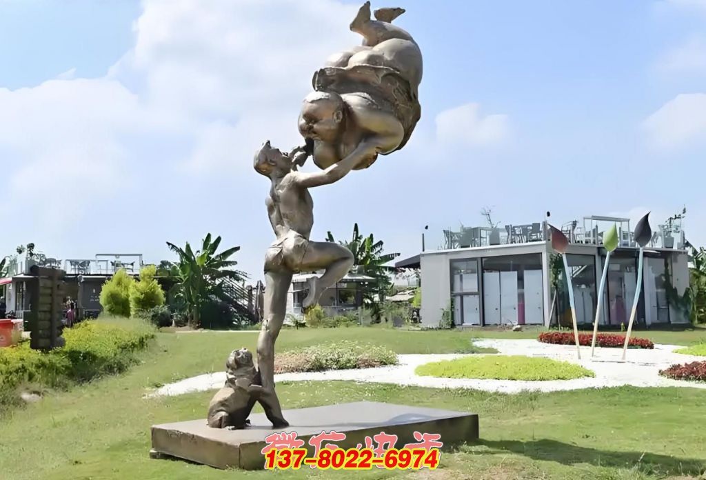 力與趣的協(xié)奏：男子托舉胖娃景觀(guān)雕塑